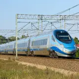 Szybki pociąg Pendolino z charakterystycznym przodem mknie po torach, skrót do szybkiej podróży.