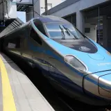 Pendolino na peronie, gotowe do podróży. Krótka odległość Kraków-Katowice pokonana w mgnieniu oka.