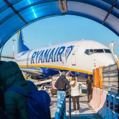 Pasażerowie wchodzą na pokład samolotu Ryanair na lotnisku Rzym Ciampino.