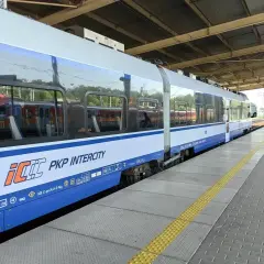 Pociąg PKP Intercity na peronie. Możliwa wymiana biletu bez rejestracji.