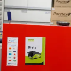 Na czerwonym blacie znajduje się plakat z napisem "FLIXBUS Bilety". To miejsce, gdzie kupisz bilet na Flixbus.