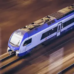 Pociąg PKP Stadler mknie po torach. Warto pomyśleć o zakupie pkp bilety dla dzieci na wakacyjną podróż.