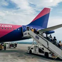 Ile alkoholu można przewieźć samolotem Wizz Air? Oto ważne limity
