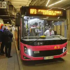 Autobus AP3 z Katowic Pyrzowic do portu lotniczego czeka na pasażerów.