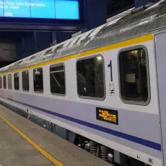 Pociąg z widoczną numeracją miejsc: klasa 1 i 2. Na wyświetlaczu informacja o trasie EIC 44 Spree do Berlina.