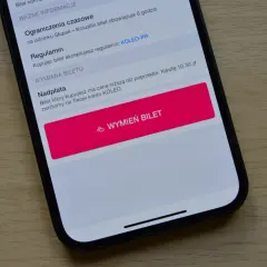 Na ekranie telefonu widoczna jest opcja wymiany biletu z informacją o nadpłacie i zwrocie na konto KOLEO.