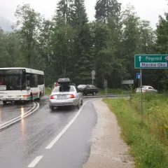 Bus do Zakopanego, Palenica Białczańska. Cena biletu? Znak kieruje do Popradu i Morskiego Oka.