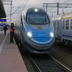 Pendolino na peronie, gotowe do podróży. Zastanawiasz się, ile jedzie Pendolino z Warszawy do Gdańska?