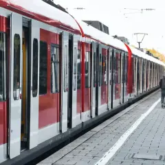 Czerwony pociąg DB z otwartymi drzwiami na peronie. Ludzie czekają, być może na e-ic wymiana biletu.