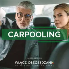 Mężczyzna w garniturze wskazuje drogę, obok siedzi kobieta. Napis "CARPOOLING" sugeruje wspólne dojazdy.