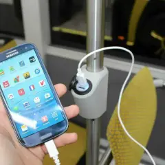Telefon Samsung ładowany w autobusie FlixBus. Wygodne gniazdka USB dostępne dla pasażerów.