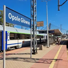 Pociąg na stacji Opole Główne, gotowy do podróży do Łodzi.