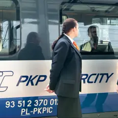 Pracownicy PKP Intercity przy pociągu, gotowi do obsługi pasażerów z biletem weekendowym.