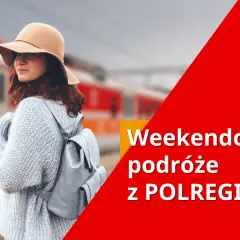 Kobieta w kapeluszu i swetrze z plecakiem czeka na pociąg. Oferta weekendowych podróży z Polregio, bilety turystyczne już od 48 zł.