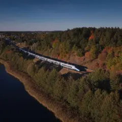 Pociąg Pendolino mknie przez jesienne krajobrazy nad jeziorem, w stronę Nidzicy, a potem dalej do Zakopanego.