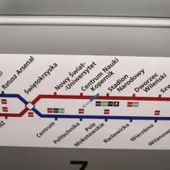 Schemat linii metra M2 z zaznaczonymi stacjami: Marymont, Plac Wilsona, Dworzec Gdański, Ratusz Arsenał, Świętokrzyska, Nowy Świat-Uniwersytet, Centrum Nauki Kopernik, Stadion Narodowy, Dworzec Wileński, Szwedzka, Targówek Mieszkaniowy, Trocka.