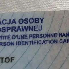Legitymacja osoby niepełnosprawnej, która uprawnia do zniżek i ulg. Widoczne imię Krzysztof.