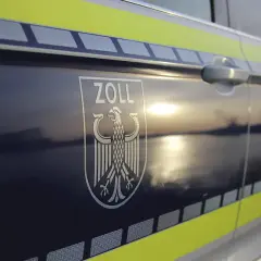 Samochód służbowy Zoll z godłem orła. Zastanawiasz się, ile kiełbasy można przewieźć do Niemiec? Zapytaj celników!