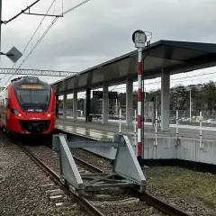 Czerwony pociąg SKM na stacji. Planujesz epodróżnik zwrot biletu? Tu możesz zacząć swoją podróż.