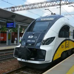 PKP Zielona Góra rozkład jazdy nad morze. Nowoczesny pociąg KD "Dolny Śląsk" na peronie, gotowy do podróży.