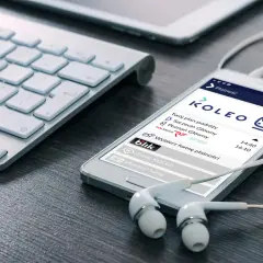Aplikacja KOLEO na telefonie pokazuje plan podróży i opcje płatności. Sprawdzam pkp bilet miesięczny cennik, by zaplanować podróż.