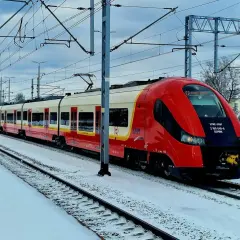 Czerwono-biały pociąg SKM na zaśnieżonym dworcu PKP Piaseczno.
