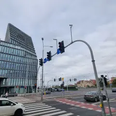Ruch uliczny na rondzie Kaponiera. Nowoczesne budynki i sygnalizacja świetlna.