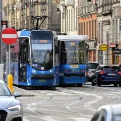 Dwa tramwaje na ulicy w Krakowie. Aby dowiedzieć się, jak dojechać z dworca w Krakowie do Prokocimia, warto sprawdzić rozkład jazdy tramwajów.