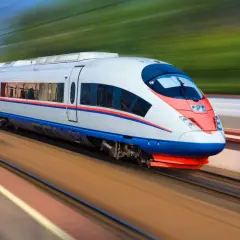 Szybki pociąg, niczym przesyłka konduktorska, mknie po torach, zostawiając za sobą rozmazany krajobraz.
