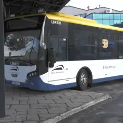 Autobus Kolei Małopolskich na przystanku w Bochni, gotowy do podróży do Żegociny.