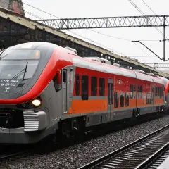 Nowoczesny pociąg Polregio na torach. Może właśnie wracasz z podróży i myślisz o zwrot biletu Polregio?