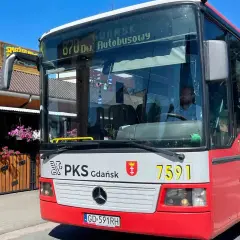 Autobus PKS Gdańsk 870, z kierowcą za kierownicą, gotowy do podróży. Sprawdź autobus 870 Gdańsk cennik przed wyjazdem.