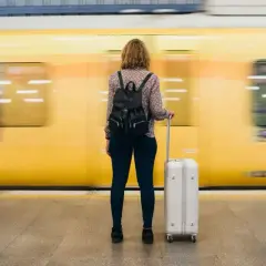 Kobieta z walizką czeka na peronie na pociąg do Gdańska lub Sopotu.