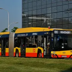 Złoty przegubowy autobus linii 186 jedzie przez Warszawę. Jestem ekologiczny - CNG.