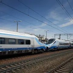 Dwa nowoczesne pociągi PKP Intercity na torach stacji Gdynia Główna. Sprawdź pociąg Warszawa - Gdańsk cena i podróżuj wygodnie.