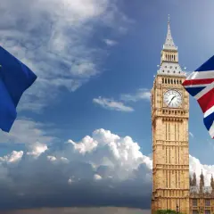 Big Ben i flagi UE i UK. Zastanawiasz się, co można przewieźć do Anglii samolotem po Brexicie?