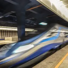 Szybki pociąg Pendolino mija peron. Jak sprawdzić który peron? Spójrz na tablice informacyjne lub zapytaj obsługę.