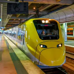 Żółty pociąg Arlanda Express na stacji. Sprawdź arlanda express cena, by zaplanować podróż.