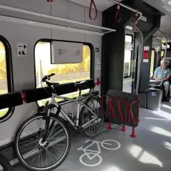 Wsiadając do pociągu PKP z rowerem, dowiedz się, jak kupić bilet na rower. Wygodne stojaki czekają na pasażerów z jednośladami.