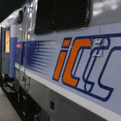 Pociąg IC na peronie, idealny na podróż z wykorzystaniem zniżki PKP.