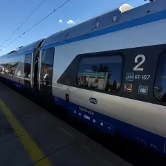 Pendolino Kraków Gdańsk cena – nowoczesny pociąg PKP na peronie, gotowy do podróży.