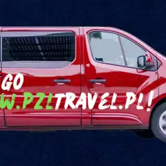 Czerwony bus z napisem "LET'S GO WWW.PZITRAVEL.PL!" gotowy na flixbus do Niemiec.