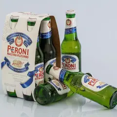 Butelki piwa Peroni Nastro Azzurro. Czy można przewozić alkohol w bagażu rejestrowanym? Tak, ale sprawdź przepisy.