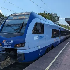 Nowy pociąg PKP Intercity Stadler ED160-007a czeka na pasażerów na stacji. Może właśnie jedzie z Bydgoszczy do Gdańska?