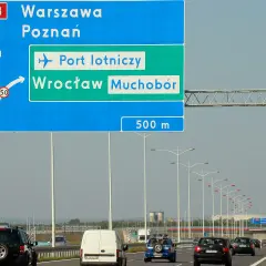 Autobus z lotniska Wrocław do dworca PKP? Znak A8 kieruje do Warszawy, Poznania, portu lotniczego i Wrocławia Muchoboru.