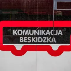 Cennik PKS 650 Komunikacja Beskidzka. Czerwony symbol autobusu na białym tle.