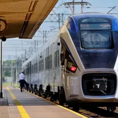 Na dworcu stoi nowoczesny pociąg Intercity. Czy można jechać wcześniejszym pociągiem Intercity? Zegar na peronie pokazuje czas.