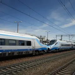 Dwa pociągi PKP Intercity, w tym nowoczesne Pendolino, stoją na torach.