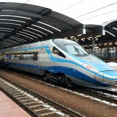 PKP Bielsko-Biała rozkład jazdy nad morze. Pendolino na peronie, gotowe do podróży.