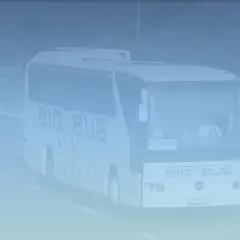 Biały autokar BIG BUS z napisem "WARSZAWA" na trasie. Sprawdź max bus Zamość Warszawa rozkład jazdy.